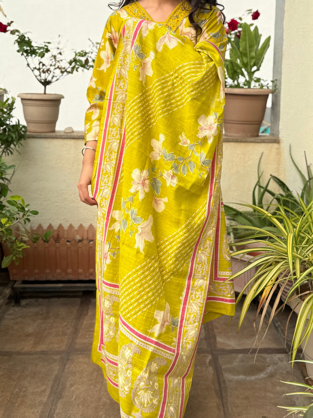 Tvesa – Embellished Vertican Silk Suit Set